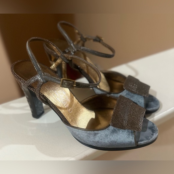 Women’s‎ Salvatore Ferragamo Velvet Strap Peep Toe Blue Gray  Heels. Size 7.5. - Picture 1 of 14